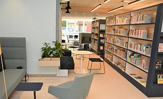 Die gemütliche Einrichtung und das neue Konzept der Bibliothek kommen bei Nutzern wie Mitarbeiterinnen überwiegend gut an. Doch nach eineinhalb Jahren Erfahrung damit berichten die beiden Leiterinnen Claudia Thye und Heike Schniedermeier auch von Problemen. - Karin Prignitz Die gemütliche Einrichtung und das neue Konzept der Bibliothek kommen bei Nutzern wie Mitarbeiterinnen überwiegend gut an. Doch nach eineinhalb Jahren Erfahrung damit berichten die beiden Leiterinnen Claudia Thye und Heike Schniedermeier auch von Problemen. - Karin Prignitz