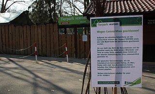 Erst vor einem Monat war Saisoneröffnung. Jetzt ist der Tierpark Herford wegen der Corona-Epidemie wieder geschlossen. Am Wochenende hatten noch zahlreiche Familien das schöne Wetter für einen Ausflug an die Stadtholzstraße genutzt. - Natalie Gottwald Erst vor einem Monat war Saisoneröffnung. Jetzt ist der Tierpark Herford wegen der Corona-Epidemie wieder geschlossen. Am Wochenende hatten noch zahlreiche Familien das schöne Wetter für einen Ausflug an die Stadtholzstraße genutzt. - Natalie Gottwald