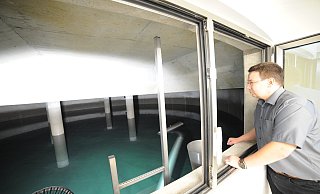Dunkles Reservoir: In den Reinwasserbehältern im Wasserwerk Rahden befinden sich insgesamt rund 2.500 Kubikmeter Trinkwasser. Werkleiter Christoph Flieder bittet, Wasser zu sparen. - Joern Spreen-Ledebur Dunkles Reservoir: In den Reinwasserbehältern im Wasserwerk Rahden befinden sich insgesamt rund 2.500 Kubikmeter Trinkwasser. Werkleiter Christoph Flieder bittet, Wasser zu sparen. - Joern Spreen-Ledebur
