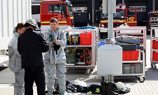 Chemikalie in Logistikhalle ausgelaufen: Die Einsatzkäfte der Feuerwehr durften sich dem Sack nur mit entsprechenden Schutzanzügen nähern. - Jens Reichenbach Chemikalie in Logistikhalle ausgelaufen: Die Einsatzkäfte der Feuerwehr durften sich dem Sack nur mit entsprechenden Schutzanzügen nähern. - Jens Reichenbach