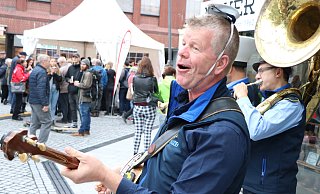 Sorgt für Stimmung: Die Jazzpolizei patrouilliert die Feierlichkeiten zur Einweihung der Königsplätze. - Holger Kosbab Sorgt für Stimmung: Die Jazzpolizei patrouilliert die Feierlichkeiten zur Einweihung der Königsplätze. - Holger Kosbab