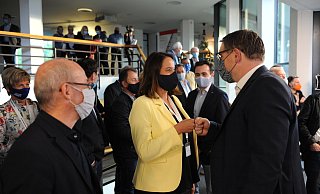 Beobachtet von CDU-MdL Kirstin Korte und Grünen-Landratskandidat Siegfried Gutsche gratulierte Ingo Ellerkamp Anna Bölling. - Joern Spreen-Ledebur Beobachtet von CDU-MdL Kirstin Korte und Grünen-Landratskandidat Siegfried Gutsche gratulierte Ingo Ellerkamp Anna Bölling. - Joern Spreen-Ledebur