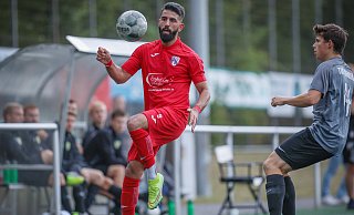 Einen Schritt schneller: Türk Sports Oguzhan Topalca (l.) gewinnt hier den Ball gegen Dornbergs Mirco Felske. Foto: sarah Jonek - Sarah Jonek Einen Schritt schneller: Türk Sports Oguzhan Topalca (l.) gewinnt hier den Ball gegen Dornbergs Mirco Felske. Foto: sarah Jonek - Sarah Jonek
