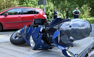 Trotz Bremsversuch kracht der Rollerfahrer auf einen Kleinwagen. - Thomas Kube Trotz Bremsversuch kracht der Rollerfahrer auf einen Kleinwagen. - Thomas Kube