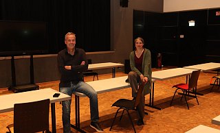 Dirk Hinke und Maren Doehmen im Saal 2 der Werretalhalle. Hier wird aktuell Deutsch gepaukt, statt mit Comedians zu lachen. - Dirk Windmöller Dirk Hinke und Maren Doehmen im Saal 2 der Werretalhalle. Hier wird aktuell Deutsch gepaukt, statt mit Comedians zu lachen. - Dirk Windmöller