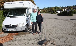Zielgenau: Ralf Romey und Christa Krüger haben sich bewusst für den Wohnmobilstellplatz auf der Kiewiese entschieden, weil der perfekt ausgestattet ist und ruhig an der Werre gelegen ist. Künftig könnten in diesem Bereich zusätzliche Häuschen entstehen, womit das Sport- und Freizeitbad H2O auch Nichtmobilisten ansprechen möchte. - Peter Steinert Zielgenau: Ralf Romey und Christa Krüger haben sich bewusst für den Wohnmobilstellplatz auf der Kiewiese entschieden, weil der perfekt ausgestattet ist und ruhig an der Werre gelegen ist. Künftig könnten in diesem Bereich zusätzliche Häuschen entstehen, womit das Sport- und Freizeitbad H2O auch Nichtmobilisten ansprechen möchte. - Peter Steinert