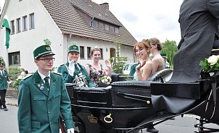 Königin Anke Remmeke regiert die Schützen in Ottbergen - Helga Krooß Königin Anke Remmeke regiert die Schützen in Ottbergen - Helga Krooß