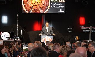 So locker hat man Sigmar Gabriel, den früheren Bundesaußenminister und Vize-Kanzler, selten erlebt. - Noah Brümmelhorst So locker hat man Sigmar Gabriel, den früheren Bundesaußenminister und Vize-Kanzler, selten erlebt. - Noah Brümmelhorst