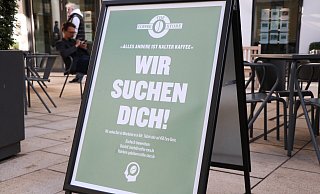 "Wir suchen dich!" Dieser eindringliche Aufruf des Coffee Stores am Neuen Platz steht sinnbildlich für die Branche in Paderborn. - Holger Kosbab "Wir suchen dich!" Dieser eindringliche Aufruf des Coffee Stores am Neuen Platz steht sinnbildlich für die Branche in Paderborn. - Holger Kosbab