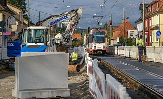 Für eine barrierefreie Stadtbahn in Sieker wird eine Haltestelle geopfert. Derzeit laufen die Bauarbeiten für den nächsten Hochbahnsteig. - Foto: Andreas Zobe/NW Für eine barrierefreie Stadtbahn in Sieker wird eine Haltestelle geopfert. Derzeit laufen die Bauarbeiten für den nächsten Hochbahnsteig. - Foto: Andreas Zobe/NW
