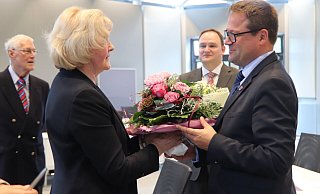 Bürgermeister Lars Bökenkröger gratuliert mit einem Blumenstrauß. Tim Ostermann schaut erst zu und wird dann ebenfalls Blumen überreichen. - Heidi Froreich Bürgermeister Lars Bökenkröger gratuliert mit einem Blumenstrauß. Tim Ostermann schaut erst zu und wird dann ebenfalls Blumen überreichen. - Heidi Froreich