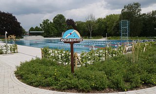 Das neue Freibad soll sich – so Corona es erlaubt – bald wieder mit vielen Badegästen füllen. - Robert Becker Das neue Freibad soll sich – so Corona es erlaubt – bald wieder mit vielen Badegästen füllen. - Robert Becker