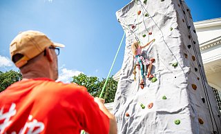 Die sechsjährige Zoe aus Bad Oeynhausen wagt sich am Kletterfelsen hoch hinauf. - Lino Mirgeler Die sechsjährige Zoe aus Bad Oeynhausen wagt sich am Kletterfelsen hoch hinauf. - Lino Mirgeler