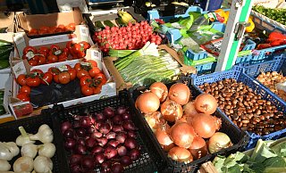 Auf dem Wochenmarkt dreht sich derzeit alles um die Frage, wo Obst und Gemüse während der Weihnachtsmarkt-Zeit verkauft werden. - Archivfoto NW Auf dem Wochenmarkt dreht sich derzeit alles um die Frage, wo Obst und Gemüse während der Weihnachtsmarkt-Zeit verkauft werden. - Archivfoto NW