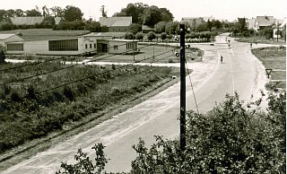 Wo sich damals noch Straßen kreuzten, steht heute eine Brücke über einer breiten Straße. Der Strom wurde noch überirdisch geliefert. - Archiv Bartling Wo sich damals noch Straßen kreuzten, steht heute eine Brücke über einer breiten Straße. Der Strom wurde noch überirdisch geliefert. - Archiv Bartling