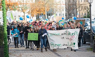 Mehr Teilnehmer als bei den frühen Aktionen von Fridays for Future in Herford ziehen durch die Stadt. - Ralf Bittner Mehr Teilnehmer als bei den frühen Aktionen von Fridays for Future in Herford ziehen durch die Stadt. - Ralf Bittner