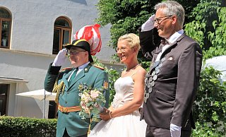 Gerhard Broer und Nadine Holzhauer-Broer versprühen gute Laune beim Parademarsch der Bökendorfer Schützen vor der Pfarrkirche. - Madita Schellenberg Gerhard Broer und Nadine Holzhauer-Broer versprühen gute Laune beim Parademarsch der Bökendorfer Schützen vor der Pfarrkirche. - Madita Schellenberg