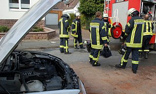 Der Brand war im Motorraum des BMW entstanden. Die Feuerwehr hatte den Brand innerhalb weniger Minuten gelöscht. - Mathias Brüggemann Der Brand war im Motorraum des BMW entstanden. Die Feuerwehr hatte den Brand innerhalb weniger Minuten gelöscht. - Mathias Brüggemann
