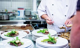 Mitarbeiter in Restaurants, Cafés und Hotels leiden unter den aktuellen Schließungen. - Pexels Mitarbeiter in Restaurants, Cafés und Hotels leiden unter den aktuellen Schließungen. - Pexels