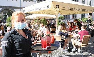 Nele Striewe-Kertscher bedinet die Gäste in der Bar Celona. Laut Homepage sucht auch die Bar Celona Personal. - Holger Kosbab (Archivfoto) Nele Striewe-Kertscher bedinet die Gäste in der Bar Celona. Laut Homepage sucht auch die Bar Celona Personal. - Holger Kosbab (Archivfoto)