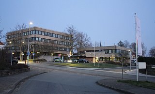 Zu Beginn der 1970er-Jahre waren die Gebäude auf dem Eck der Straßen Landfurt und Prozessionsweg von Land NRW neu errichtet worden. In viergeschossige Haus zogen die Mitarbeiter des Amtes für Agrarordnung ein, rechts daneben die Beamten der Polizei. Im hinteren Teil des Grundstücks liegt die ehemalige Cafeteria. - Dieter Scholz Zu Beginn der 1970er-Jahre waren die Gebäude auf dem Eck der Straßen Landfurt und Prozessionsweg von Land NRW neu errichtet worden. In viergeschossige Haus zogen die Mitarbeiter des Amtes für Agrarordnung ein, rechts daneben die Beamten der Polizei. Im hinteren Teil des Grundstücks liegt die ehemalige Cafeteria. - Dieter Scholz
