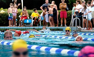 Die Saison im Gütersloher Nordbad, hier eine Aufnahme vom 24-Stunden-Schwimmen im August, ist in der vergangenen Woche zuende gegangen. Das Wasser verbleibt jedoch bis März im Becken, könnte danach aber theoretisch zur Bewässerung von Grünflächen verwendet werden. Bei den Stadtwerken denkt man darüber nach. - Andreas Frücht Die Saison im Gütersloher Nordbad, hier eine Aufnahme vom 24-Stunden-Schwimmen im August, ist in der vergangenen Woche zuende gegangen. Das Wasser verbleibt jedoch bis März im Becken, könnte danach aber theoretisch zur Bewässerung von Grünflächen verwendet werden. Bei den Stadtwerken denkt man darüber nach. - Andreas Frücht