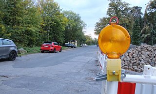 Die Hinterhof-Atmosphäre beim Parkplatz an der Godelheimer Straße soll durch eine ordentliche Parkgeometrie ersetzt werden. - Burkhard Battran Die Hinterhof-Atmosphäre beim Parkplatz an der Godelheimer Straße soll durch eine ordentliche Parkgeometrie ersetzt werden. - Burkhard Battran