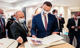 Bürgermeister Andreas Bee (l.) präsentiert Minister Jens Spahn das Goldene Buch der Stadt Bad Lippspringe. - Besim Mazhiqi Bürgermeister Andreas Bee (l.) präsentiert Minister Jens Spahn das Goldene Buch der Stadt Bad Lippspringe. - Besim Mazhiqi