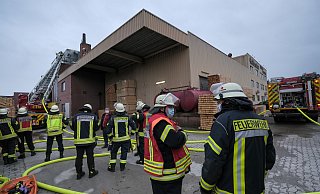Die Feuerwehr eilte am Dienstag zum zweiten mal zum Einsatz an die Vinner Straße. Das Feuer im Spänebunker ist wieder aufgeflammt. - Andreas Zobe Die Feuerwehr eilte am Dienstag zum zweiten mal zum Einsatz an die Vinner Straße. Das Feuer im Spänebunker ist wieder aufgeflammt. - Andreas Zobe