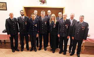 Kreisbrandmeister Rudolf Lüke (l.) mit den geehrten Feuerwehrleuten sowie Ehrenbrandmeister Hubertus Nostitz, (v. r.) Bürgermeister Hubertus Grimm und dem stellvertretenden Wehrführer Sebastian Ewen (4. v. r.). - Burkhard Battran Kreisbrandmeister Rudolf Lüke (l.) mit den geehrten Feuerwehrleuten sowie Ehrenbrandmeister Hubertus Nostitz, (v. r.) Bürgermeister Hubertus Grimm und dem stellvertretenden Wehrführer Sebastian Ewen (4. v. r.). - Burkhard Battran