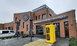 Auf mehr als 800 Quadratmetern lockt "Timms Einrichtungshaus". Die Telefonzelle vor dem Eingang ermöglichte jungen Kunden auf dem firmeneigenen Mini-Weihnachtsmarkt eine direkte Verbindung zum Nordpol. - Jonas Damme Auf mehr als 800 Quadratmetern lockt "Timms Einrichtungshaus". Die Telefonzelle vor dem Eingang ermöglichte jungen Kunden auf dem firmeneigenen Mini-Weihnachtsmarkt eine direkte Verbindung zum Nordpol. - Jonas Damme