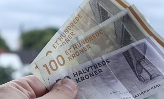 Für die Urlaubskasse: Bargeld für Ferien außerhalb der Eurozone, wie hier dänische Kronen, gibt es bei den heimischen Banken und Sparkassen. - Jens Reddeker Für die Urlaubskasse: Bargeld für Ferien außerhalb der Eurozone, wie hier dänische Kronen, gibt es bei den heimischen Banken und Sparkassen. - Jens Reddeker