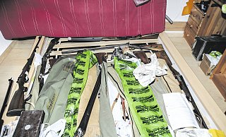 Im Lattenrost versteckt: Direkt unter der Matratze hortete der 52-Jährige aus dem Kreis Höxter Waffen. - LKA Sachsen-Anhalt Im Lattenrost versteckt: Direkt unter der Matratze hortete der 52-Jährige aus dem Kreis Höxter Waffen. - LKA Sachsen-Anhalt