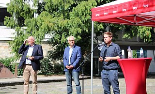 Die SPD-Spitzenkandidaten für den Paderborner Wahlkampf Wolfgang Weigel (v.l.) und Martin Pantke lauschen Kevin Kühnert (r.) bei dessen Ausführungen über die Zukunft der SPD-Politik. - Moritz Jülich Die SPD-Spitzenkandidaten für den Paderborner Wahlkampf Wolfgang Weigel (v.l.) und Martin Pantke lauschen Kevin Kühnert (r.) bei dessen Ausführungen über die Zukunft der SPD-Politik. - Moritz Jülich