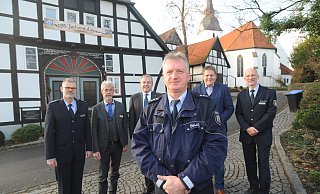 Thomas Müller (vorn) ist neuer Bezirksbeamter der Polizei in Stemwede. Für die neue Aufgabe wünschten ihm auch Sven-Otto Deubel (Leiter Polizeiwache Espelkamp), Werner Bahnemann (Ordnungsamt Stemwede), Landrat Ralf Niermann, Bürgermeister Kai Abruszat und Matthias Schmidt (Abteilungsleiter Polizei) alles Gute. - Joern Spreen-Ledebur Thomas Müller (vorn) ist neuer Bezirksbeamter der Polizei in Stemwede. Für die neue Aufgabe wünschten ihm auch Sven-Otto Deubel (Leiter Polizeiwache Espelkamp), Werner Bahnemann (Ordnungsamt Stemwede), Landrat Ralf Niermann, Bürgermeister Kai Abruszat und Matthias Schmidt (Abteilungsleiter Polizei) alles Gute. - Joern Spreen-Ledebur