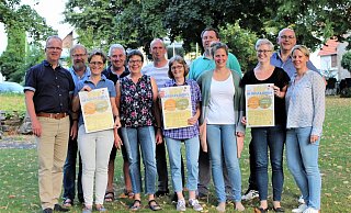 In der "AG Kirmes" kamen 25 Fürstenberger zusammen, die seit Februar die 261. Herbstkirmes auf die Beine stellen. - Pro Fürstenberg In der "AG Kirmes" kamen 25 Fürstenberger zusammen, die seit Februar die 261. Herbstkirmes auf die Beine stellen. - Pro Fürstenberg