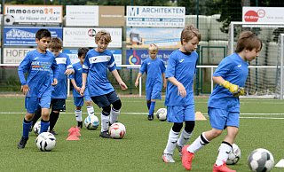 Ballbehandlung: Konzentriert und eifrig setzen die jungen Fußballer, hier auf dem Kunstrasenplatz in Werste, die Vorgaben der Trainer um. - Jürgen Krüger Ballbehandlung: Konzentriert und eifrig setzen die jungen Fußballer, hier auf dem Kunstrasenplatz in Werste, die Vorgaben der Trainer um. - Jürgen Krüger
