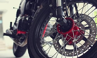 Nach dem Zusammenstoß mit einem vor ihm bremsenden Auto geriet der junge Motorradfahrer mit seiner Maschine auf den Gehweg. - Symbolbild: Pixabay Nach dem Zusammenstoß mit einem vor ihm bremsenden Auto geriet der junge Motorradfahrer mit seiner Maschine auf den Gehweg. - Symbolbild: Pixabay