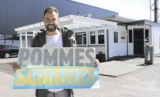 Imbiss gekauft: Mark Jessner, Chef des Hotels Sonne, ist der neue Besitzer von „Pommes Schanze“. - Marion Pokorra-Brockschmidt Imbiss gekauft: Mark Jessner, Chef des Hotels Sonne, ist der neue Besitzer von „Pommes Schanze“. - Marion Pokorra-Brockschmidt