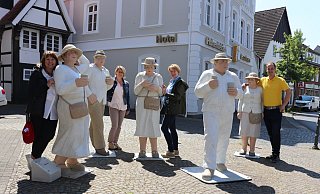 Christel Lechner (v.l.) und ihre Tochter Laura haben sich mit Ute Ehlert und Lars Effertz zu der Alltagsmenschen gestellt, die "Sommerfest" feiern. - Marion Pokorra-Brockschmidt Christel Lechner (v.l.) und ihre Tochter Laura haben sich mit Ute Ehlert und Lars Effertz zu der Alltagsmenschen gestellt, die "Sommerfest" feiern. - Marion Pokorra-Brockschmidt