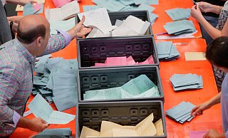 Die Auszählung der Briefwahlstimmen in der Paderborner Maspernhalle. - Besim Mazhiqi Die Auszählung der Briefwahlstimmen in der Paderborner Maspernhalle. - Besim Mazhiqi