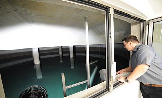 Dunkles Reservoir: In den Reinwasserbehältern im Wasserwerk der Stadt Rahden in Wehe befinden sich insgesamt rund 2.500 Kubikmeter Trinkwasser. Es sei wichtig, dass die Behälter nachts wieder volllaufen könntenb, sagt Christoph Flieder. - Joern Spreen-Ledebur Dunkles Reservoir: In den Reinwasserbehältern im Wasserwerk der Stadt Rahden in Wehe befinden sich insgesamt rund 2.500 Kubikmeter Trinkwasser. Es sei wichtig, dass die Behälter nachts wieder volllaufen könntenb, sagt Christoph Flieder. - Joern Spreen-Ledebur