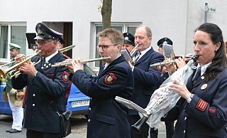 König Wilfried Rüthers und seine Offiziere Franz Versen und Michael Fischer mussten in diesem Jahr krankheitsbedingt leider auf die Damen an ihrer Seite verzichten. Die Schützen im Bergdorf ließen ihre Majestät am Sonntag dennoch hochleben. - Silke Riethmüller König Wilfried Rüthers und seine Offiziere Franz Versen und Michael Fischer mussten in diesem Jahr krankheitsbedingt leider auf die Damen an ihrer Seite verzichten. Die Schützen im Bergdorf ließen ihre Majestät am Sonntag dennoch hochleben. - Silke Riethmüller