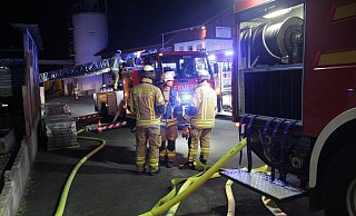 Ein Großangebot der Feuerwehr rückte zu dem Betrieb in Rimbeck aus. - Dieter Scholz Ein Großangebot der Feuerwehr rückte zu dem Betrieb in Rimbeck aus. - Dieter Scholz