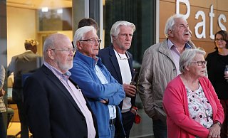 Für die Verler SPD und ihren Bürgermeisterkandidaten Dieter Fleiter (3. v. l.) war der Wahlabend eine herbe Enttäuschung. Lothar Kletzin (4. v. l.) gelang zwar das beste Wahlbezirksergebnis der SPD überhaupt - Listenplatz 7 reicht aber nicht zum Wiedereinzug in den Rat. - Roland Thöring Für die Verler SPD und ihren Bürgermeisterkandidaten Dieter Fleiter (3. v. l.) war der Wahlabend eine herbe Enttäuschung. Lothar Kletzin (4. v. l.) gelang zwar das beste Wahlbezirksergebnis der SPD überhaupt - Listenplatz 7 reicht aber nicht zum Wiedereinzug in den Rat. - Roland Thöring