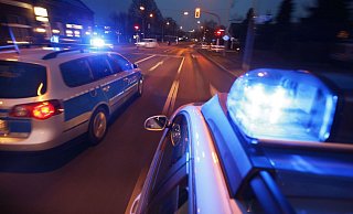 Zwei Streifenwagen eilen zu der Prügelei am Rande des Schützenfestes in Lippstadt-Bad Waldliesborn. - Symbolfoto: Polizei Zwei Streifenwagen eilen zu der Prügelei am Rande des Schützenfestes in Lippstadt-Bad Waldliesborn. - Symbolfoto: Polizei