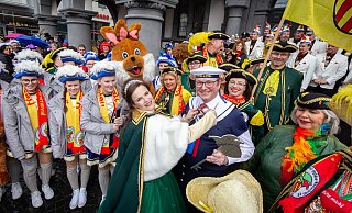 Mümmelprinzessin Monika Gertkämper und Bürgermeister Michael Dreier inmitten der Karnevalisten - Niklas Tüns Mümmelprinzessin Monika Gertkämper und Bürgermeister Michael Dreier inmitten der Karnevalisten - Niklas Tüns