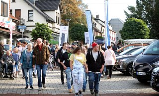 So sah der verkaufsoffene Sonntag all die Jahre zum Oktoberfest aus. Bummeln durch die Geschäfte der oberen Lübbecker Straße entlang einer Autoschau. - Felix Eisele So sah der verkaufsoffene Sonntag all die Jahre zum Oktoberfest aus. Bummeln durch die Geschäfte der oberen Lübbecker Straße entlang einer Autoschau. - Felix Eisele