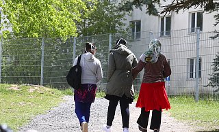 Asylbewerber gehen auf dem Gelände der Erstaufnahmeeinrichtung spazieren. - picture alliance/dpa Asylbewerber gehen auf dem Gelände der Erstaufnahmeeinrichtung spazieren. - picture alliance/dpa