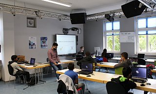 Ehrenamtler Anh Tu Tran (2.v.l.) und Praktikantin Julia Tätweiler (4.v.l.) unterstützten an den vergangenen drei Samstagen bis zu neun Kinder und Jugendliche bei ihren ersten Erfahrungen mit Computern. - Moritz Jülich Ehrenamtler Anh Tu Tran (2.v.l.) und Praktikantin Julia Tätweiler (4.v.l.) unterstützten an den vergangenen drei Samstagen bis zu neun Kinder und Jugendliche bei ihren ersten Erfahrungen mit Computern. - Moritz Jülich